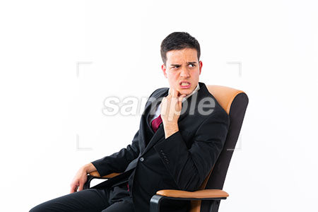 イライラして怒りながら座るビジネスマンの男性 a0011174PH