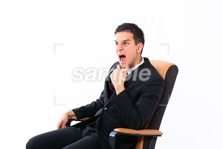 椅子に腰掛けて激怒の男性 a0011177PH