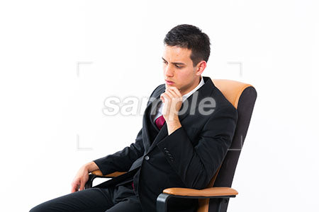 座りながら考え事をしている男性 a0011186PH