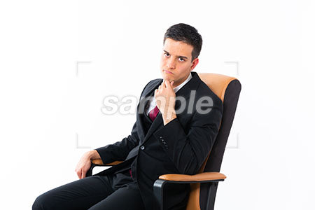 椅子に座って顎に手を添えて考えるビジネスマン a0011202PH