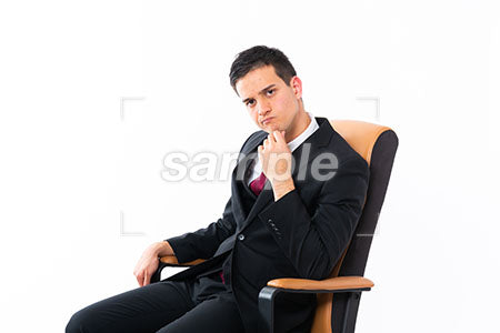 椅子に腰掛けた男性の悩む表情 a0011203PH