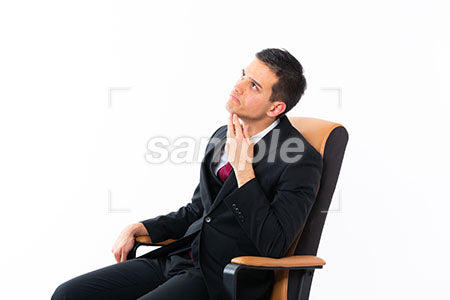 椅子に座ってビジネスマンの悩む表情 a0011207PH
