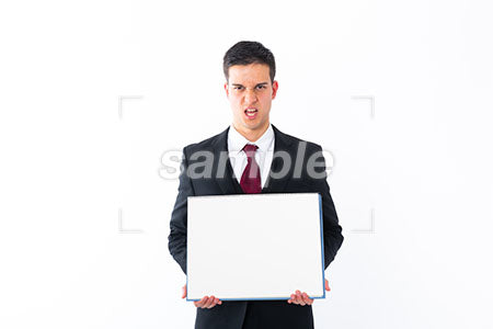 ホワイトボードをもって怒る表情の若い男性ビジネスマン a0011218PH