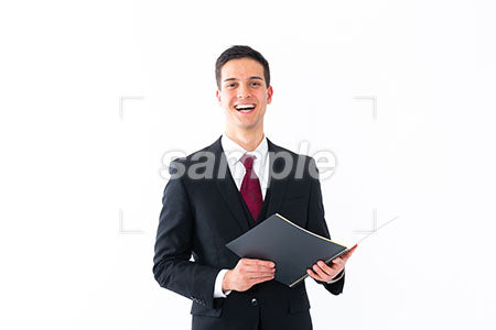 スーツの男性がノートを持って笑う a0011233PH
