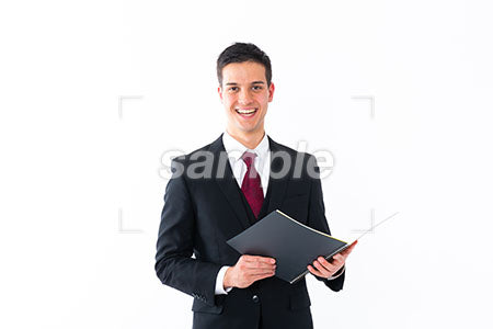 ビジネスマンの男性がノートを持ってにこやかに笑う a0011234PH