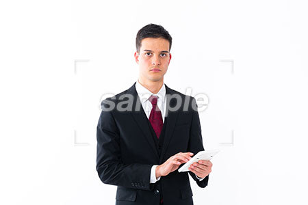 ビジネスシーン 男性の普通の表情 電卓を持って正面を見る a0011249PH