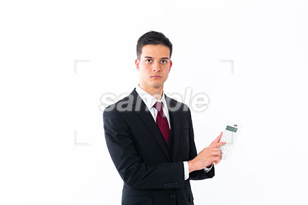 ビジネスマン 男性の普通の表情 電卓を持って正面を見る a0011250PH