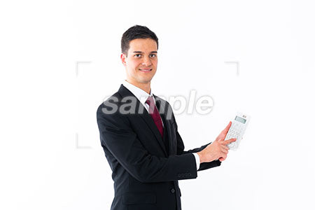 経理のビジネスマンが電卓を持って微笑む a0011252PH