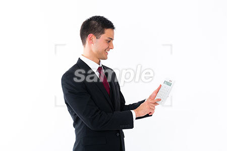 ビジネスマンが計算機を見て微笑む a0011253PH