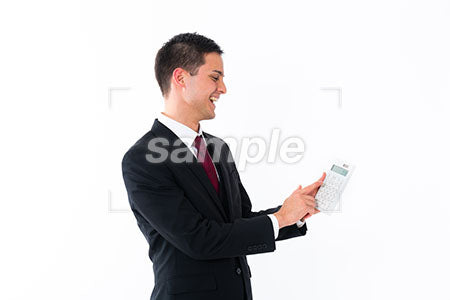 ビジネスマンが笑顔で電卓をうっている a0011254PH
