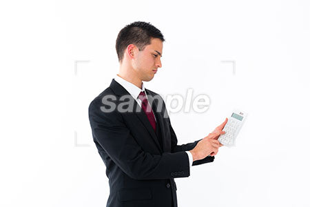 経理の男性が悲しい表情で電卓をもつ a0011257PH