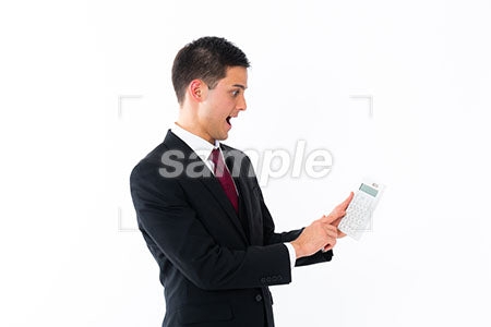 ビジネスマン 男性 驚く表情 電卓を見て驚く a0011260PH