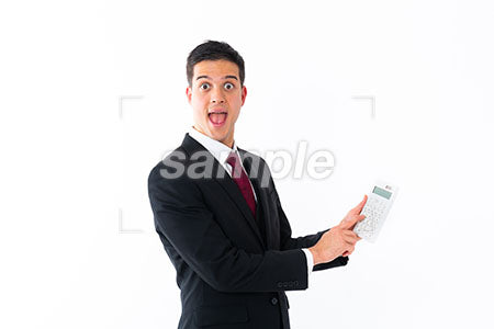 ビジネスマン 男性が電卓をもって変な顔をしている a0011261PH