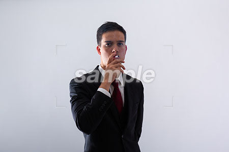 ビジネスマン 男性の普通の表情 タバコを吸う a0011280PH