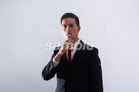 ビジネスマン 男性の普通の表情 タバコを吸う a0011282PH