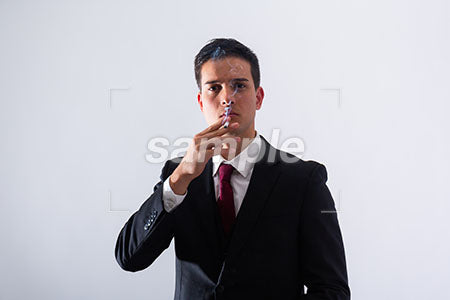 男性の普通の表情 タバコを吸う a0011291PH