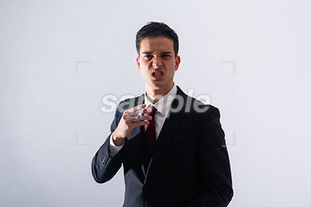 ビジネスマンの怒る表情、タバコを持って怒る a0011296PH