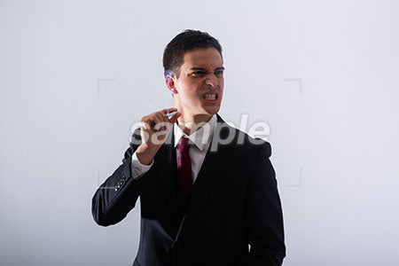 ビジネスマンの男性の激怒！の表情　タバコを持って右を見て激怒 a0011298PH