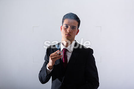 ビジネスマン 男性 悲しい表情 タバコを持って悲しむ a0011299PH