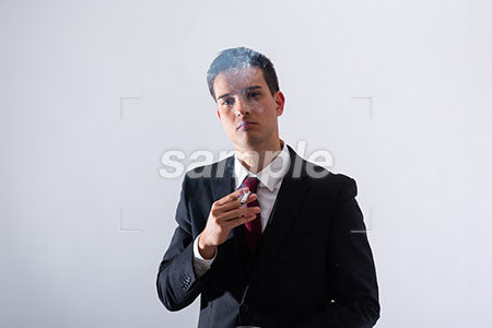 ビジネスマンの男性の悲しい表情 タバコを持って悲しむ a0011300PH