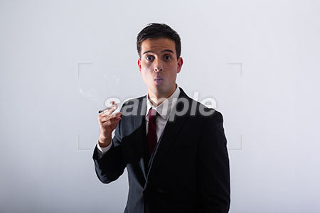 黒いスーツの男性がタバコを持って驚く a0011303PH