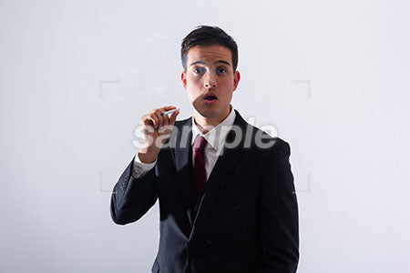 ビジネスマンがタバコを持って驚く a0011304PH