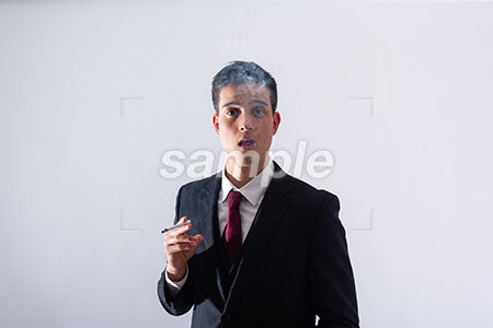 男性がタバコふかしている a0011307PH