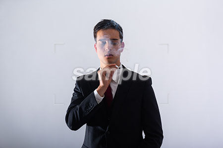 黒いスーツの男性がタバコを持って瞑想 a0011312PH
