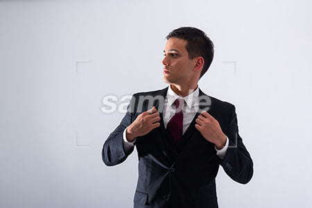 スーツの胸元に手をかけるビジネスマン a0011323PH