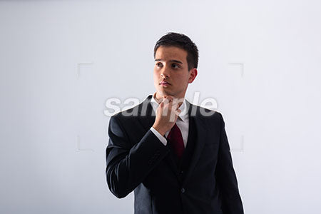 男性の普通の表情、顎に手を添えて左を見る a0011331PH
