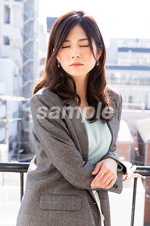 働く女性が瞑想している、目を閉じる a0020013PH