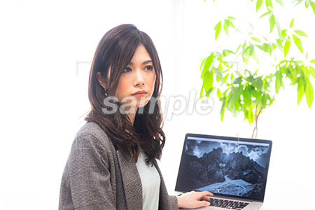 PCをしながら右を見る女性スタッフ a0020015PH