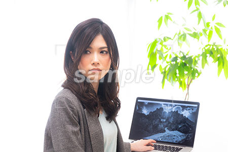 オフィスのデスクで左を見る女性社員 a0020016PH