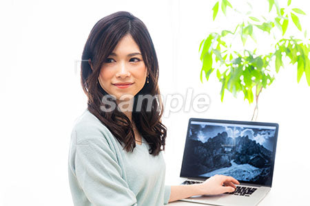 PCをしながら微笑む女性スタッフ a0020021PH