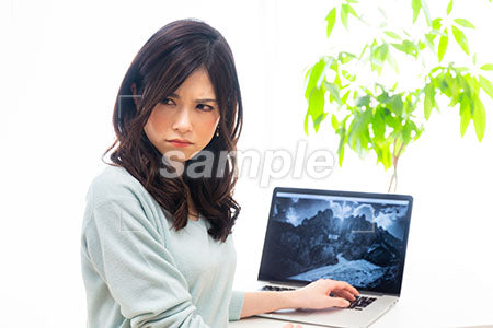 パソコンの前で怒りながら左をみる女性社員 a0020029PH