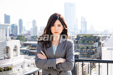 屋上で正面を見る女性スタッフ a0020048PH
