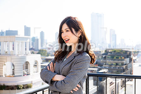 屋上で笑いながらお話ししている女性社員 a0020071PH
