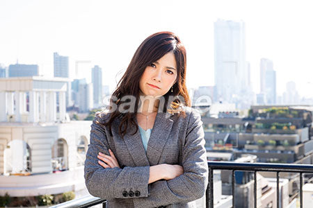 屋上で考える女性 a0020072PH