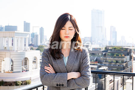 ビジネス 女性の瞑想の表情で正面を向く a0020077PH