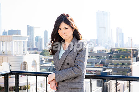 都会の屋上でイラッとしている女性の正面を見る a0020092PH