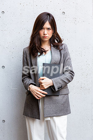 女性がPCを持って怒る、コンクリート背景 a0020128PH