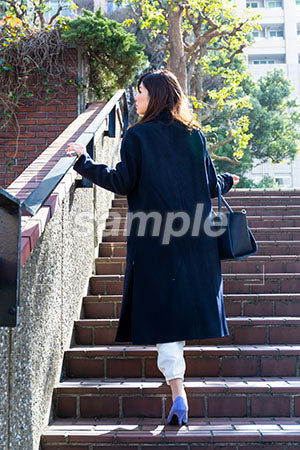 女性が階段を上りながら左を見る後ろ姿 a0020166PH