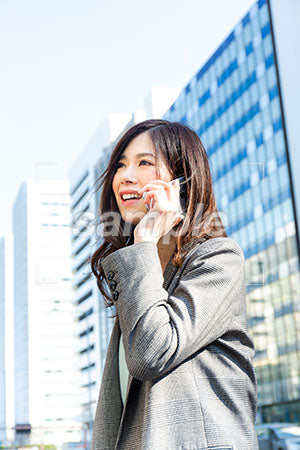 電話をしながら話している働く女性 a0020195PH