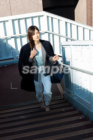 女性が歩道橋の階段を上る a0020202PH