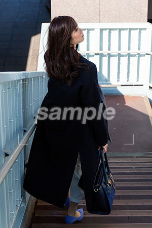 歩道橋の階段を下りる女性 a0020206PH