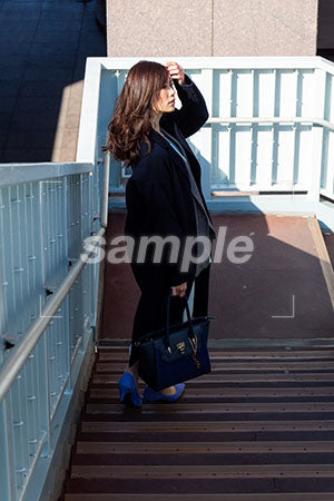 女性の普通の表情、歩道橋の階段を下りる a0020207PH
