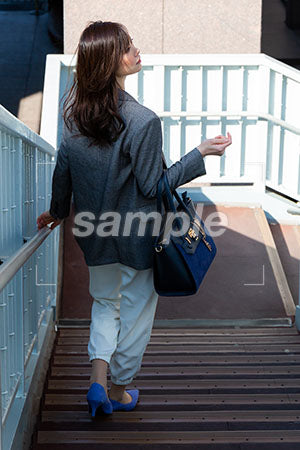 働く女性出勤シーン、歩道橋の階段を下りる a0020217PH
