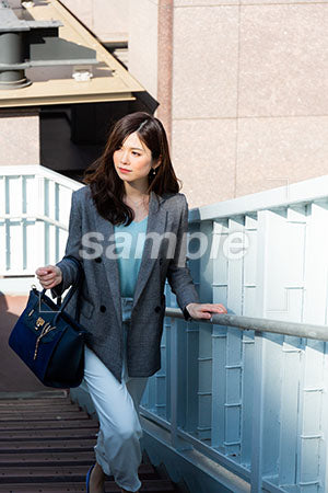 出勤シーンで歩道橋の階段を上る女性 a0020219PH