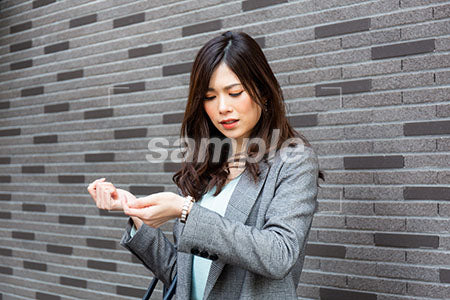 外で時計を見ている女性 a0020274PH