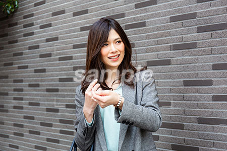腕時計をみて笑う女性 a0020288PH